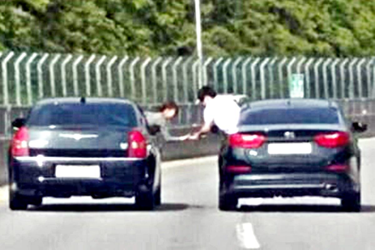 공예운전을 하는 사람들.jpg