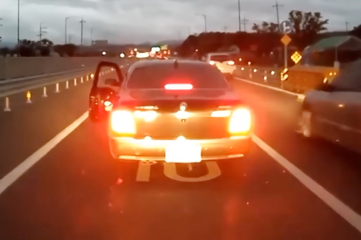 2_상향등 보복운전_유튜브 채널 '한문철 TV'.jpg