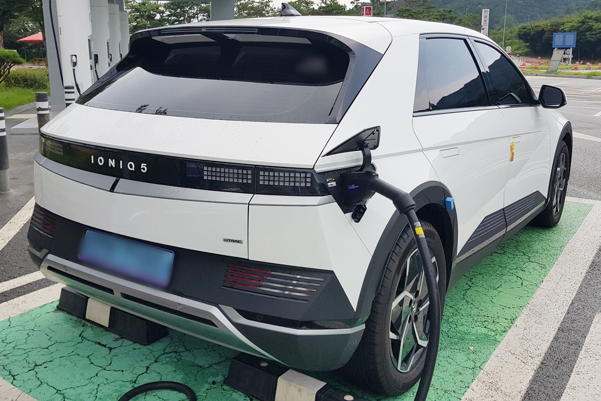 2_충전 중인 아이오닉 5.jpg