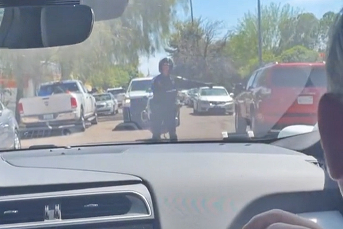 1_수신호하는 경찰_틱톡 'Jonnyromano3'.jpg