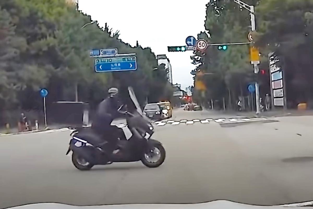 신호 위반을 하는 오토바이 사진 출처 = 유튜브 채널 '블박맛집'.jpg