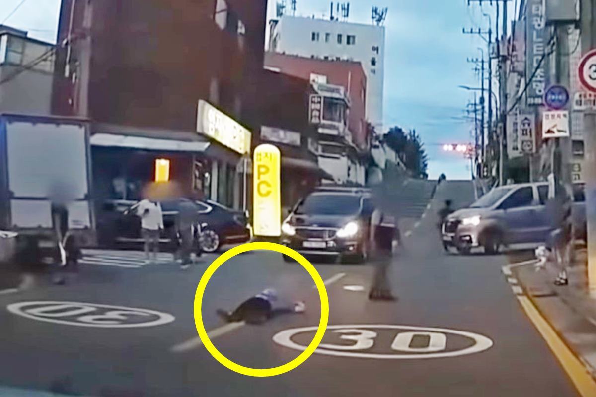 도로에 누워있는 취객 사진 출처 = 유튜브 채널 '한문철TV'.jpg