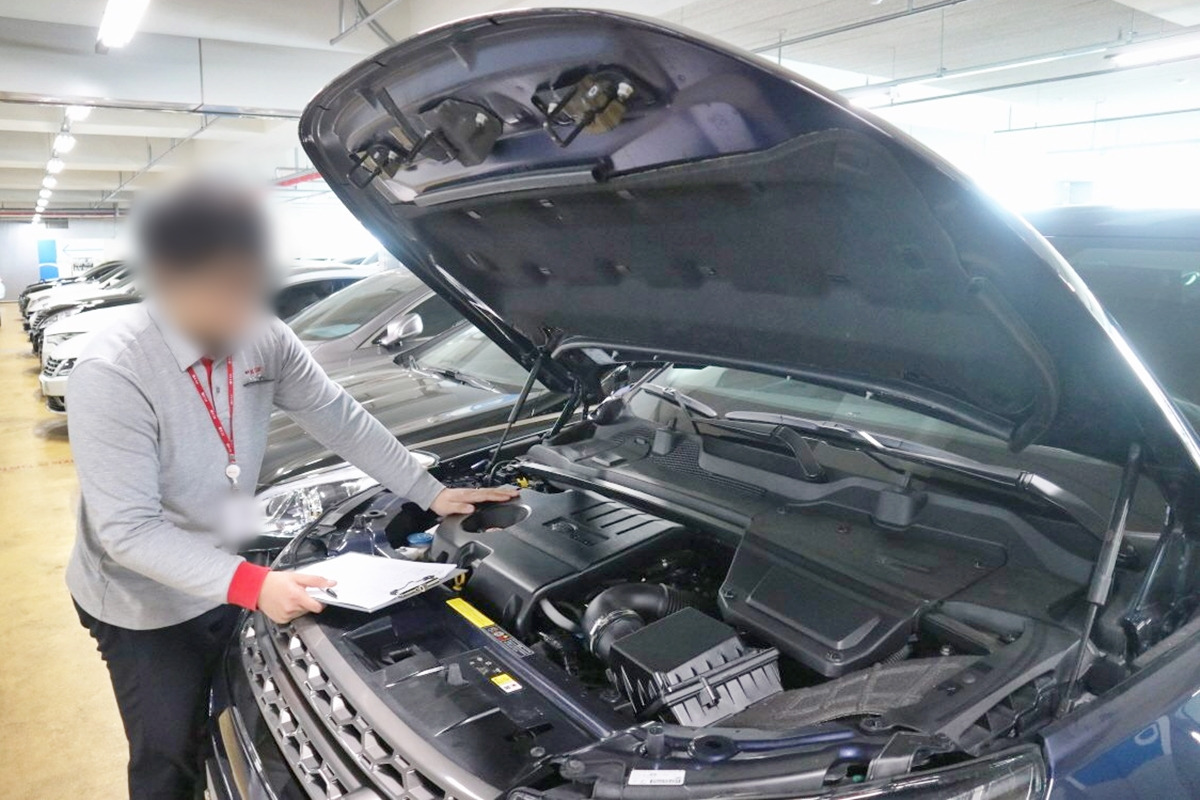 2_중고차를 진단하는 차량 평가사(사건과 무관한 사진)_'케이카'.jpg