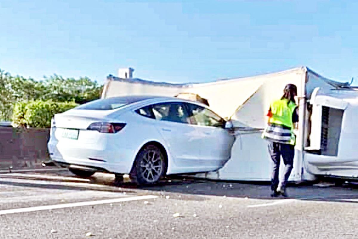 테슬라 자율주행을 과신해 발생한 사고 Electrek.jpg