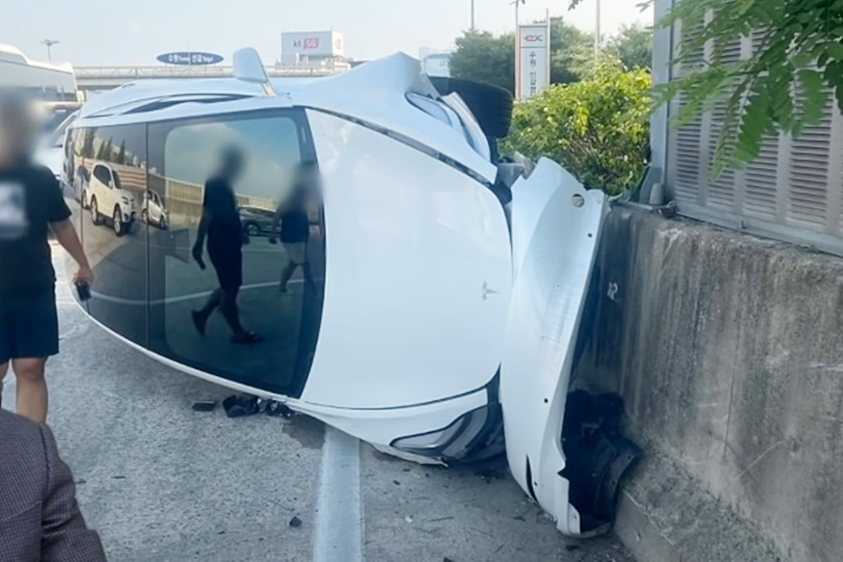 6_테슬라 모델 3 전복 사고_온라인 커뮤니티.jpg