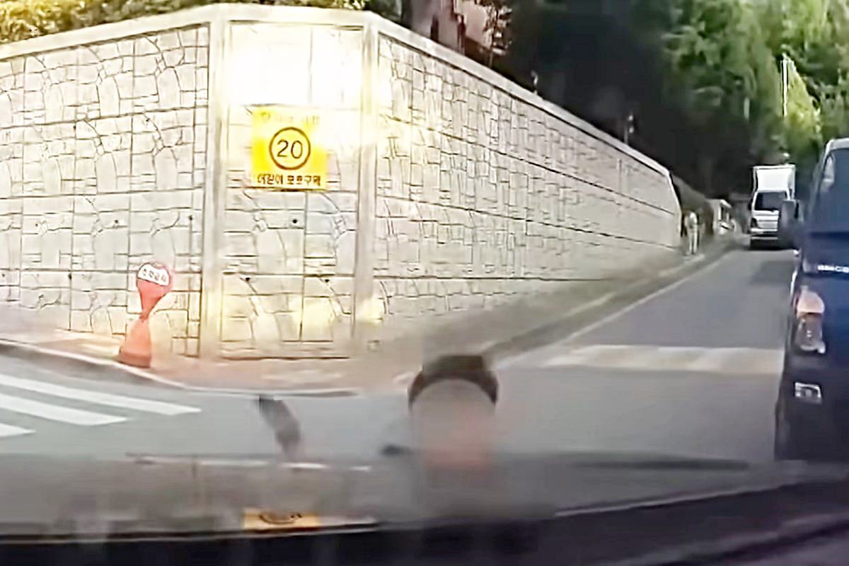 씽씽이를 타고 오다 부딪치는 어린이 사진 출처 = 유튜브 채널 '한문철TV'.jpg