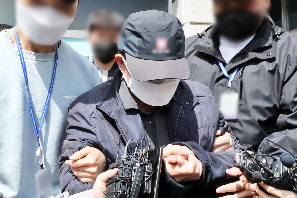 5_연행되는 가해자 A씨_뉴스 1.jpg