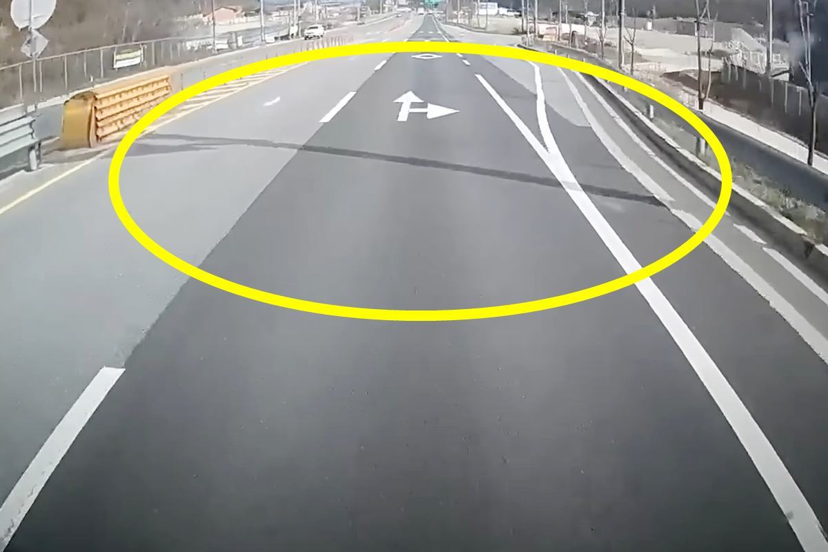 그림자를 장애물로 인식해 멈춘 덤프트럭 사진 출처 = '한문철TV'.jpg