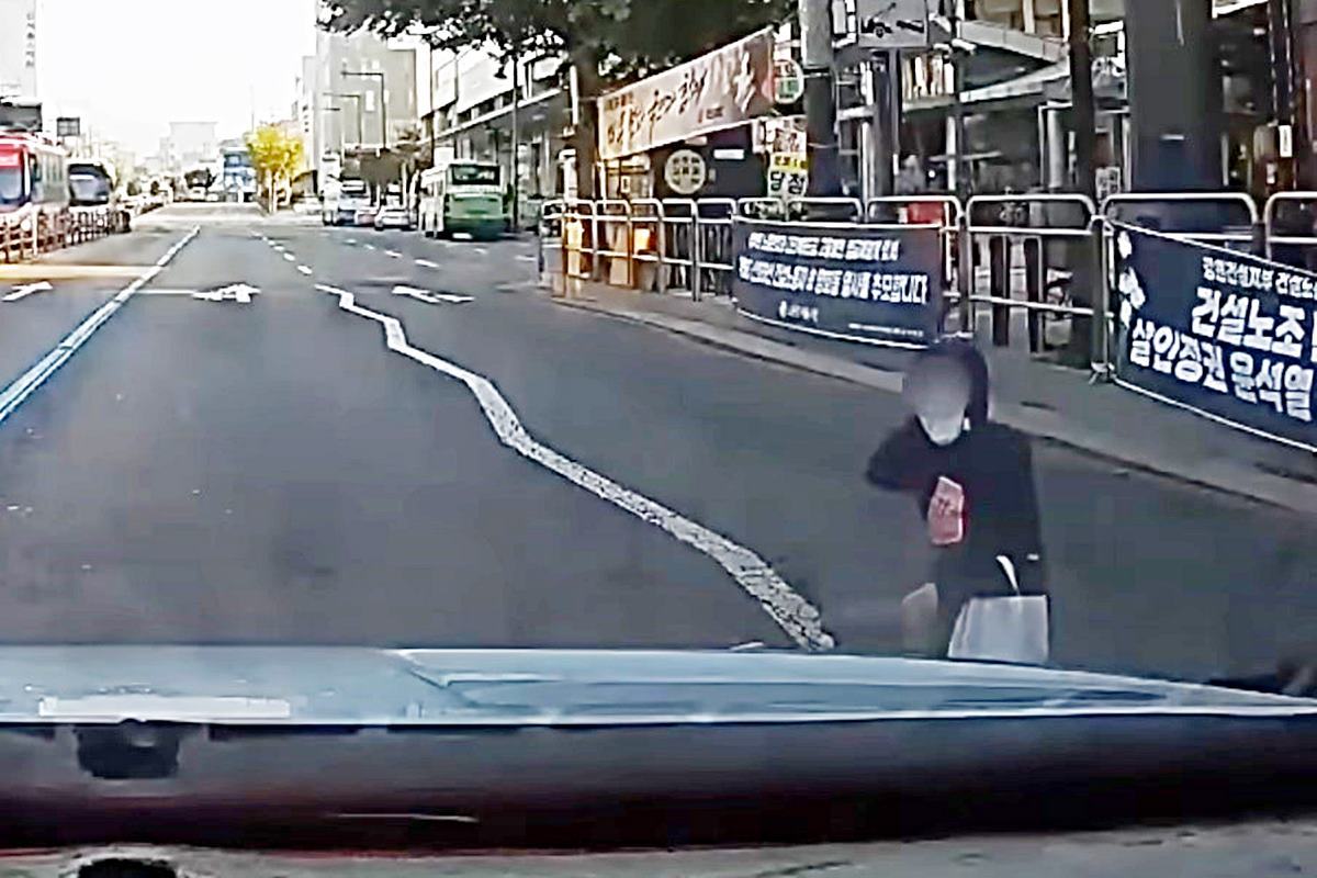 차와 부딪쳐 넘어진 무단횡단자 사진 출처 = 유튜브 채널 '한문철TV'.jpg