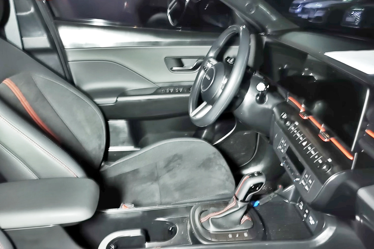 5_신형 코나 N 라인 인테리어_유튜브 채널 '우파푸른하늘Woopa TV'.jpg