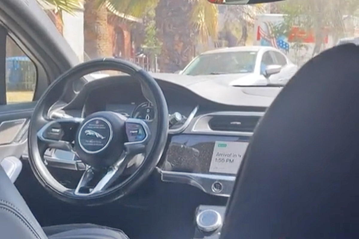 2_비어있는 자율주행 택시 운전석_틱톡 'Jonnyromano3'.jpg