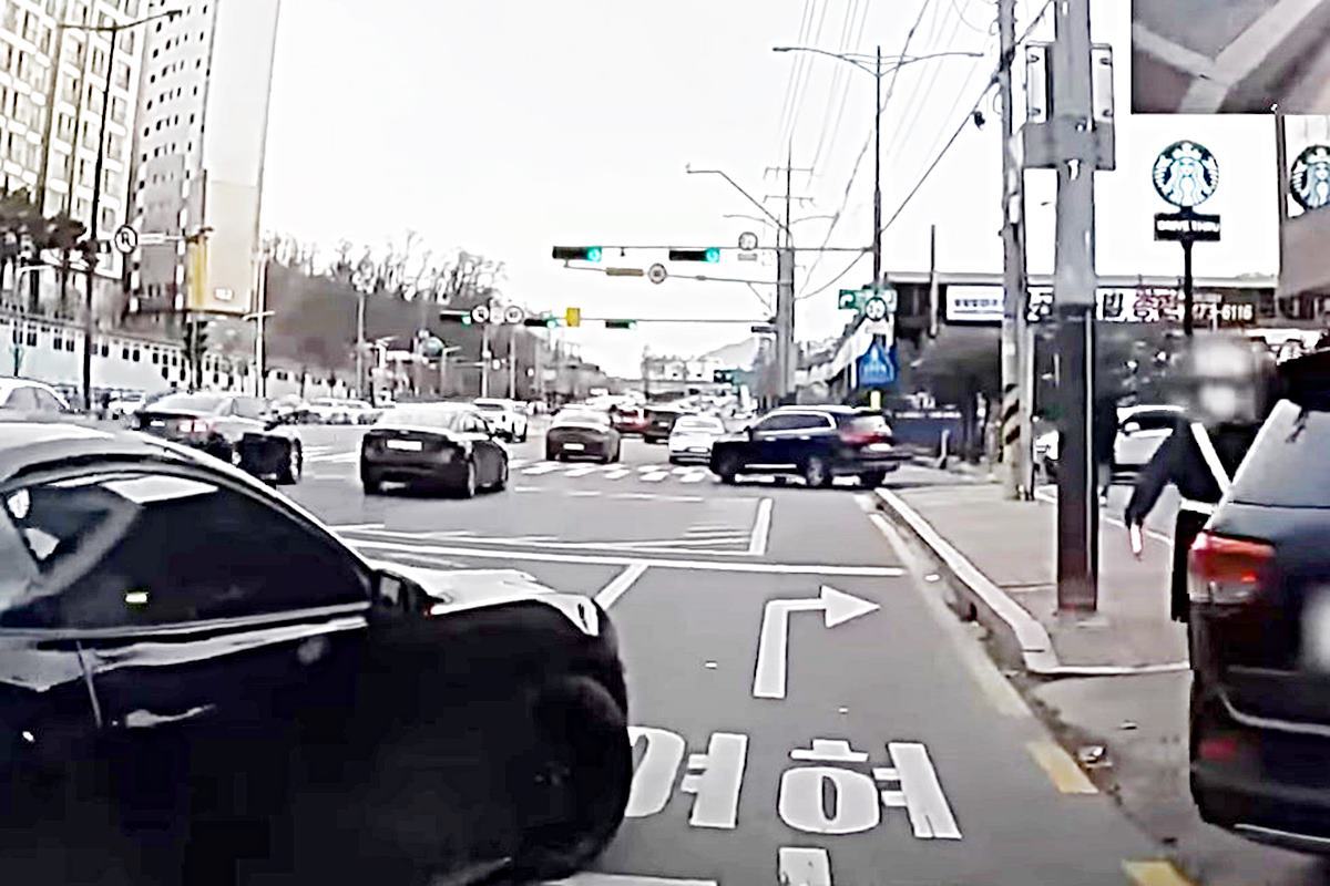 새치기를 하려는 머스탱 사진 출처 = Youtube '한문철TV' 2.jpg