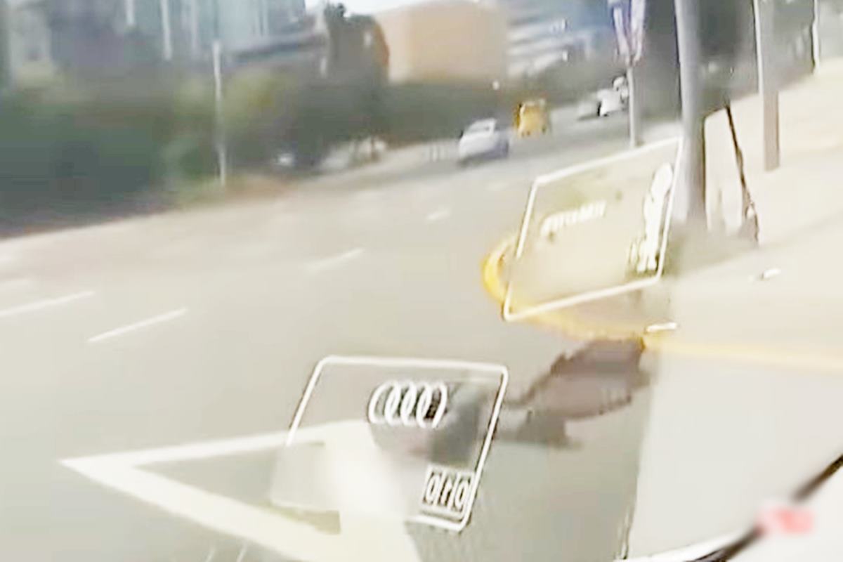 안전 장치가 전혀 없이 작업 중인 작업자 사진 출처 = 유튜브 채널 '한문철TV'.jpg