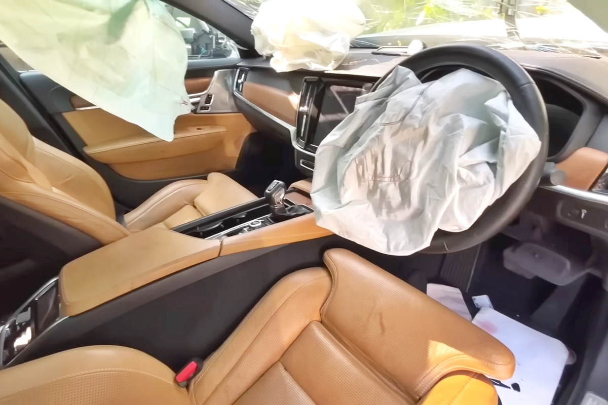 3_볼보 S90 반파 사고 차량 실내_유튜브 채널 'Baiju N Nair'.jpg
