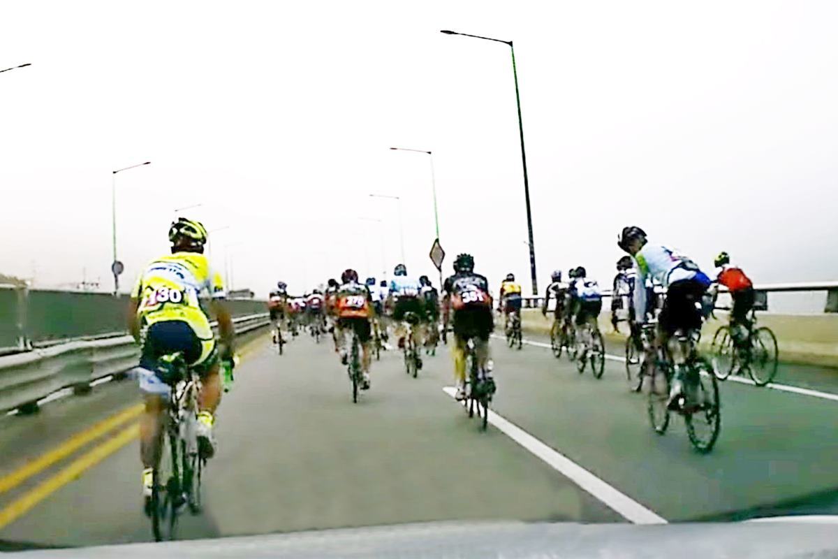 도로를 막고 있는 자전거 운전자 사진 출처 = '블루닷'.jpg