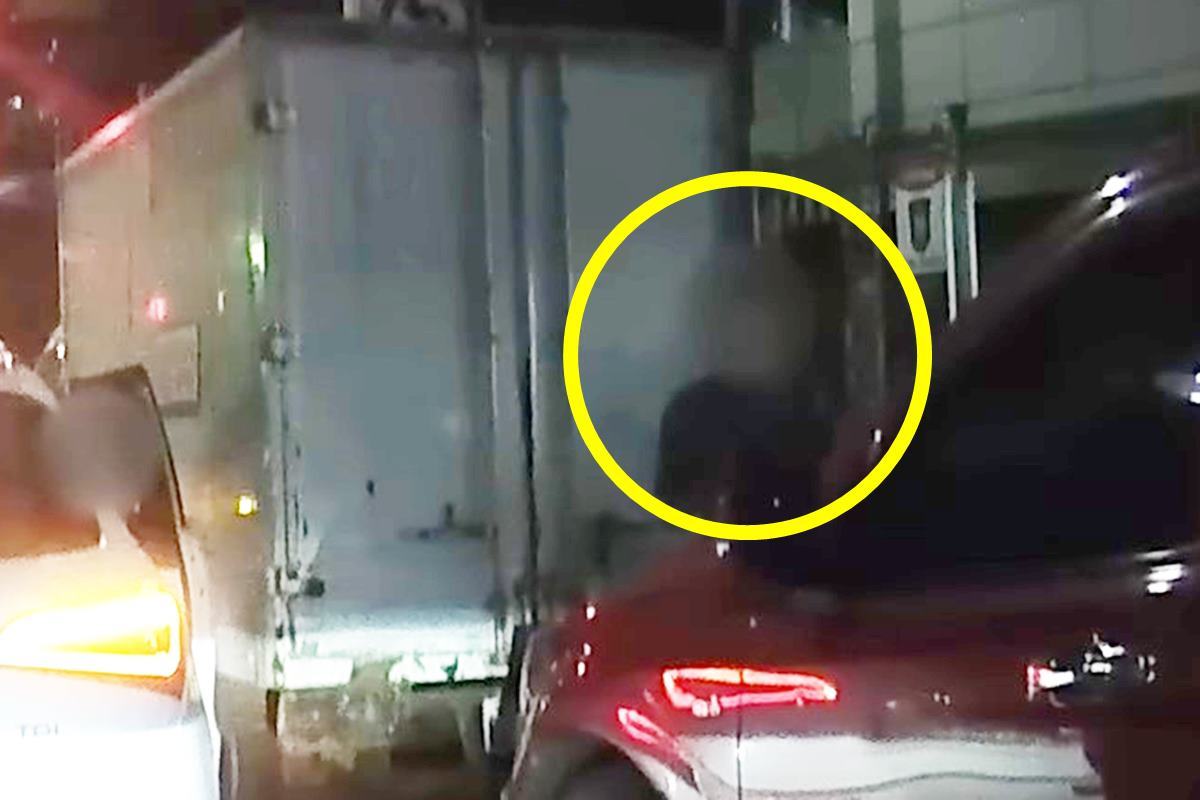 차에서 내려 담배를 태우는 가해자 사진 출처 = 유튜브 채널 '한문철TV'.jpg