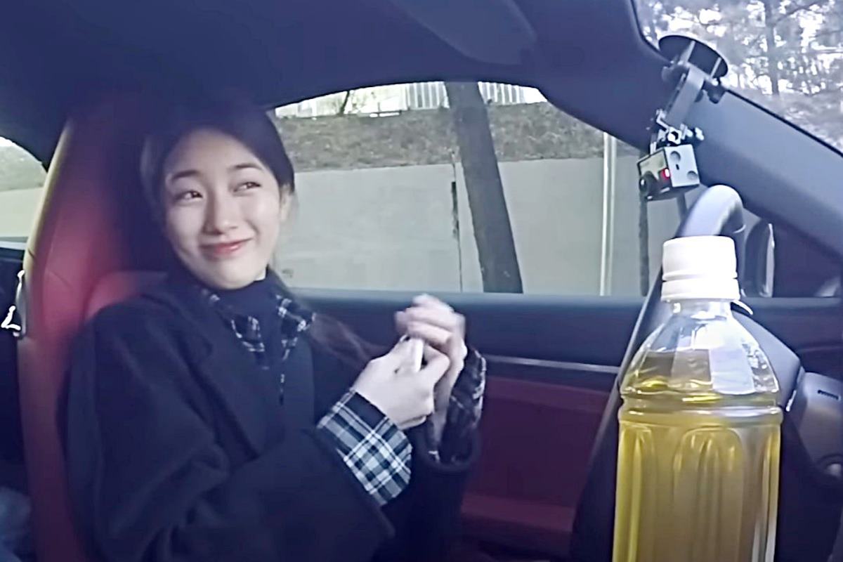 포르쉐 911을 운전 중인 수지 사진 출처 = 'Dingo'.jpg