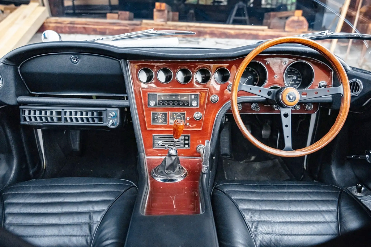 3_토요타 2000GT 인테리어_RM Sotheby's.jpg