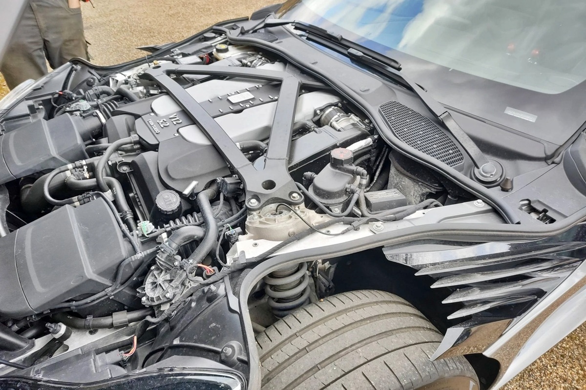 2_애스턴마틴 DBS 슈퍼레제라 엔진룸_Reddit.jpg