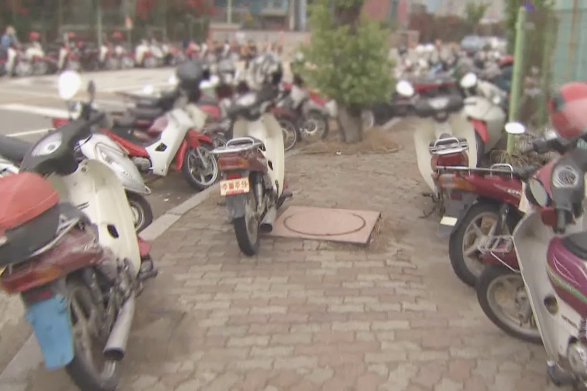 2_인도에 불법 주차된 무판 오토바이들_유튜브 채널 'MBC'.jpg
