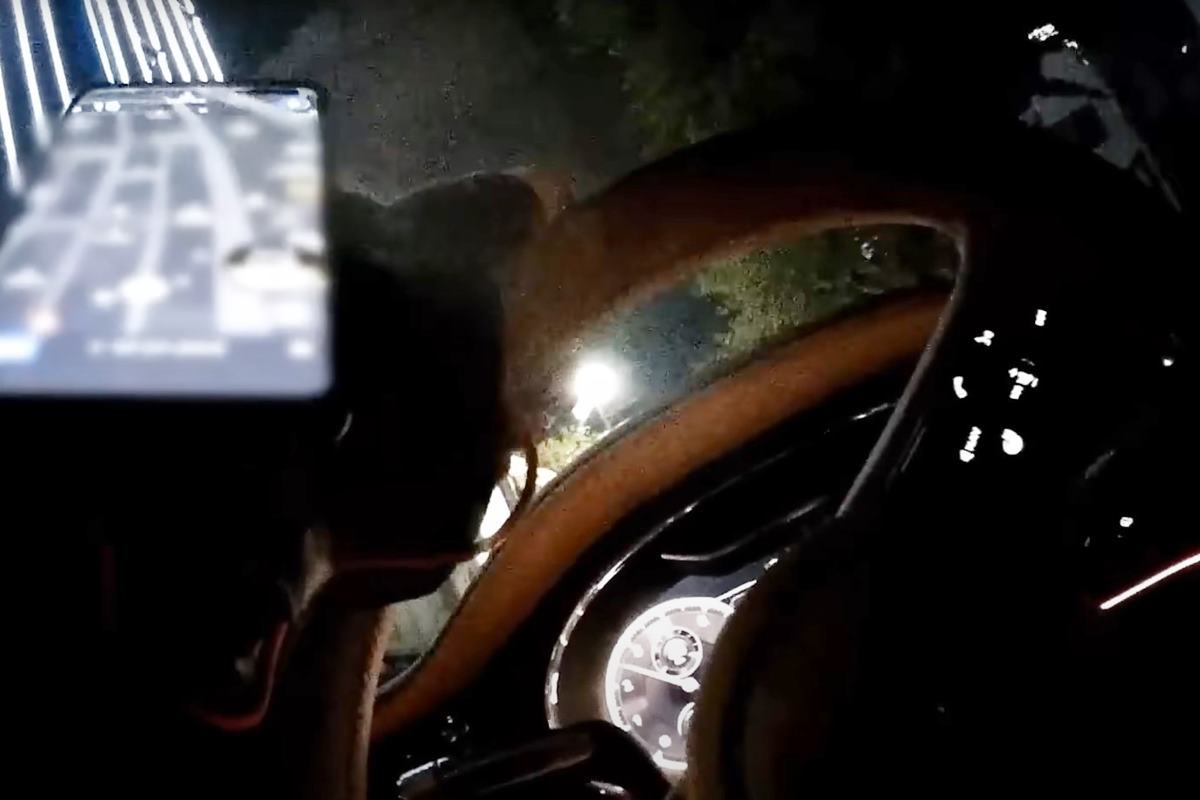 밴틀리를 운전 중인 대리 기사 사진 출처 = 유튜브 채널 '한문철TV'.jpg