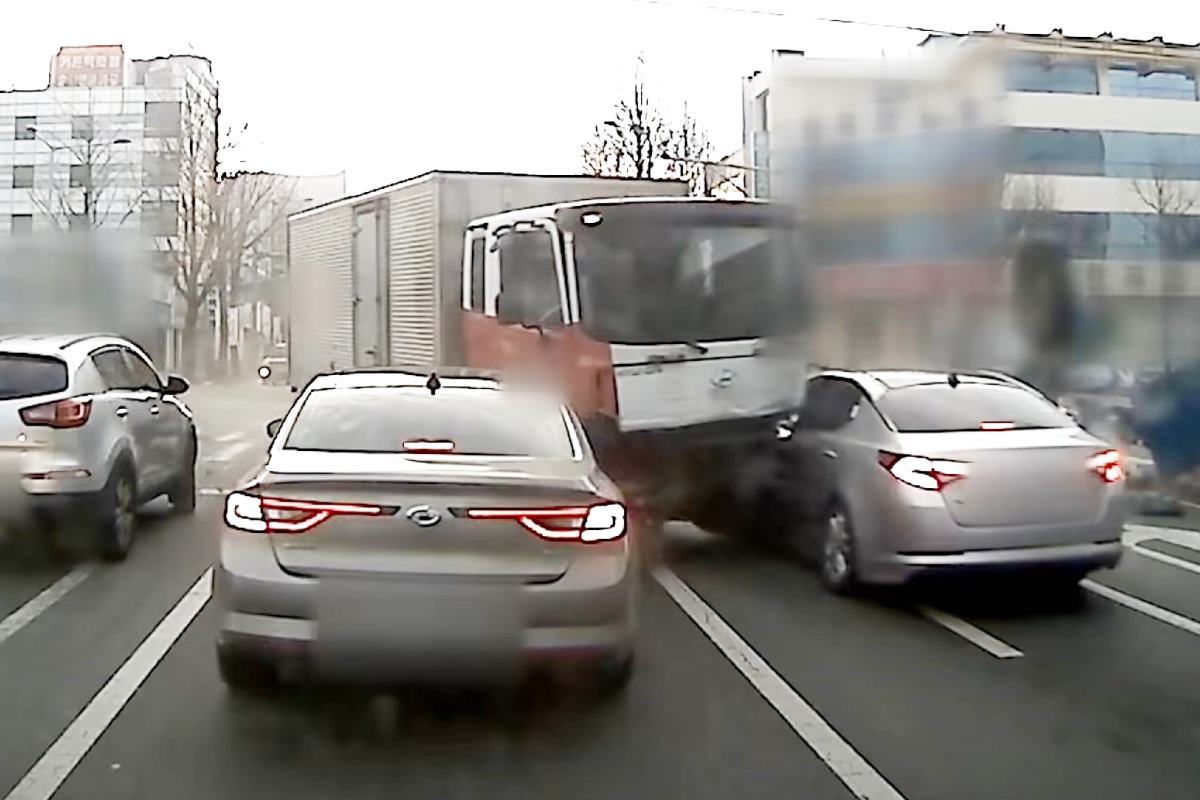 졸음운전으로 사고를 낸 트럭 사진 출처 = Youtube '맨인블박'.jpg