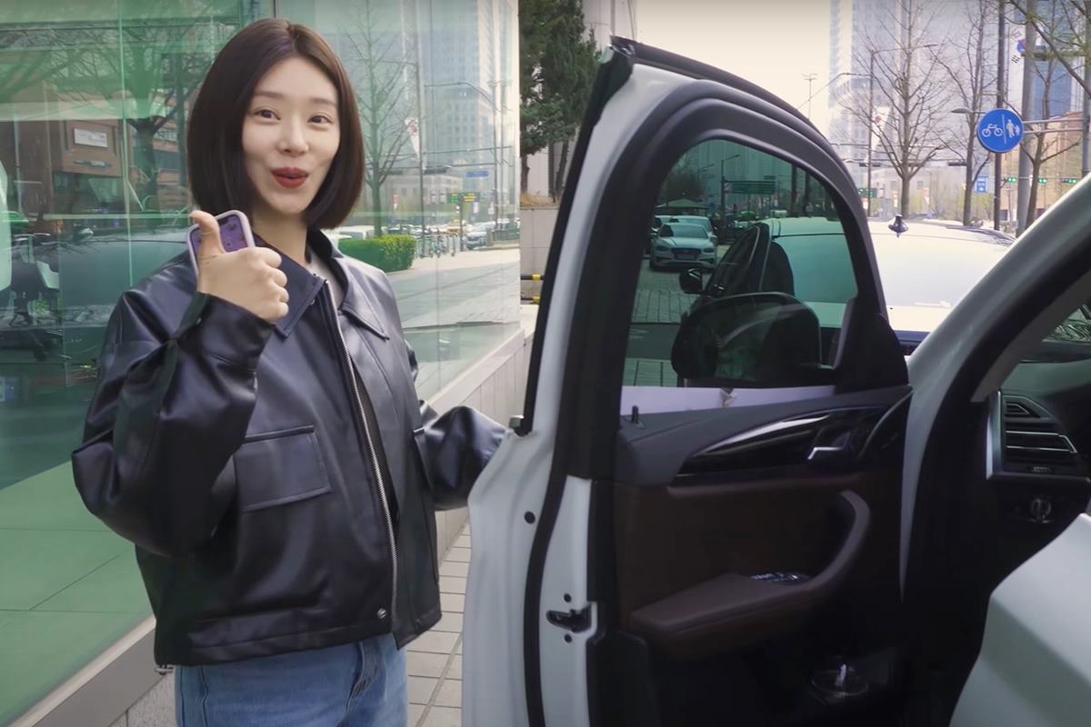 X4에 탑승하는 이주빈 사진 출처 = 유튜브 채널 '앤드마크'.jpg