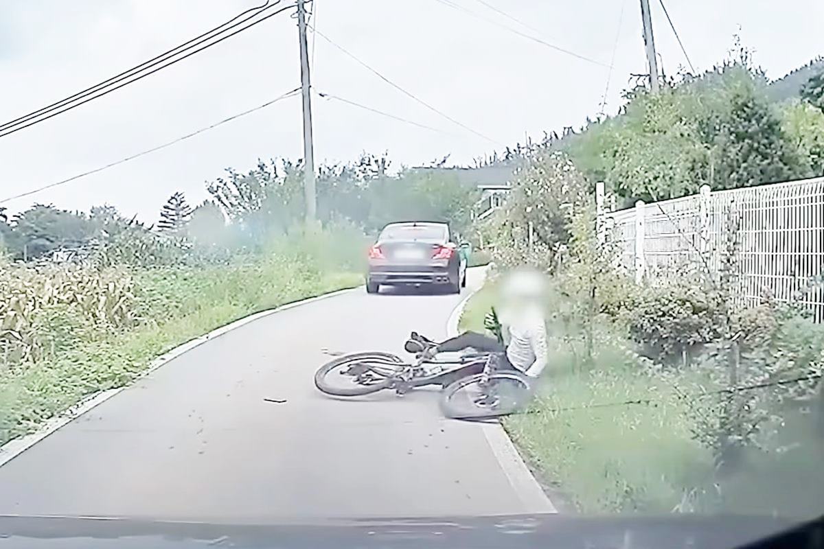 혼자 넘어지는 자전거 사진 출처 = Youtube '한문철TV'.jpg