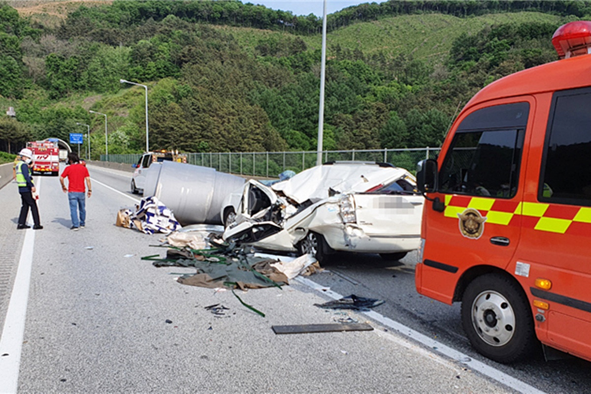 고속도로 낙하물 사고 3.jpg