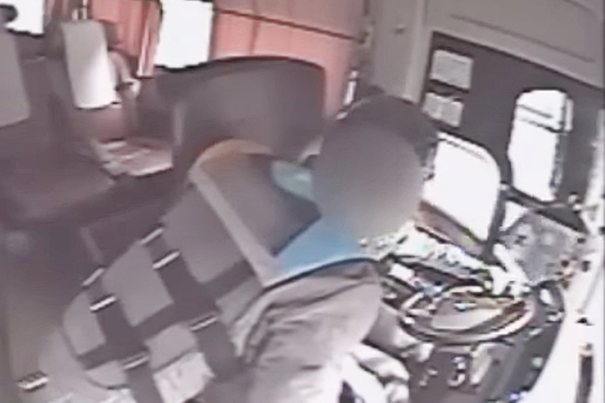 3_버스 기사를 위협하는 오토바이 운전자_유튜브 채널 '한문철 TV'.jpg