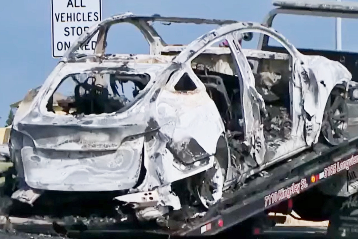 4_견인되는 테슬라 모델 Y 잔해_유튜브 채널 'KCRA 3'.jpg