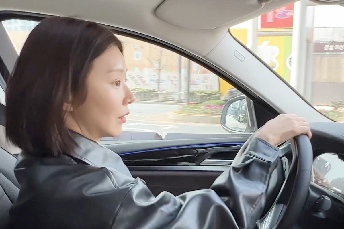 X4를 운전 중인 이주빈 사진 출처 = 유튜브 채널 '앤드마크'.jpg