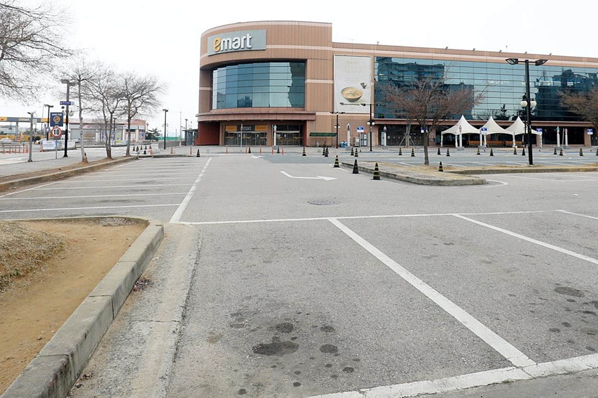 3_텅 빈 대형마트 주차장_뉴스 1.jpg