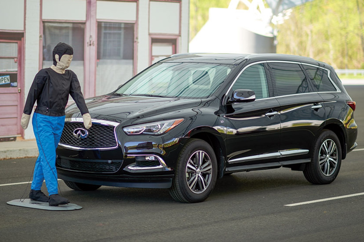 2_AEB 작동 시연_IIHS.jpg