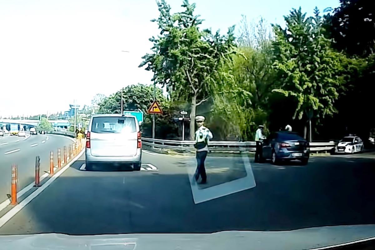 새치기 차량을 단속하는 경찰 사진 출처 = Youtube '우현'.jpg