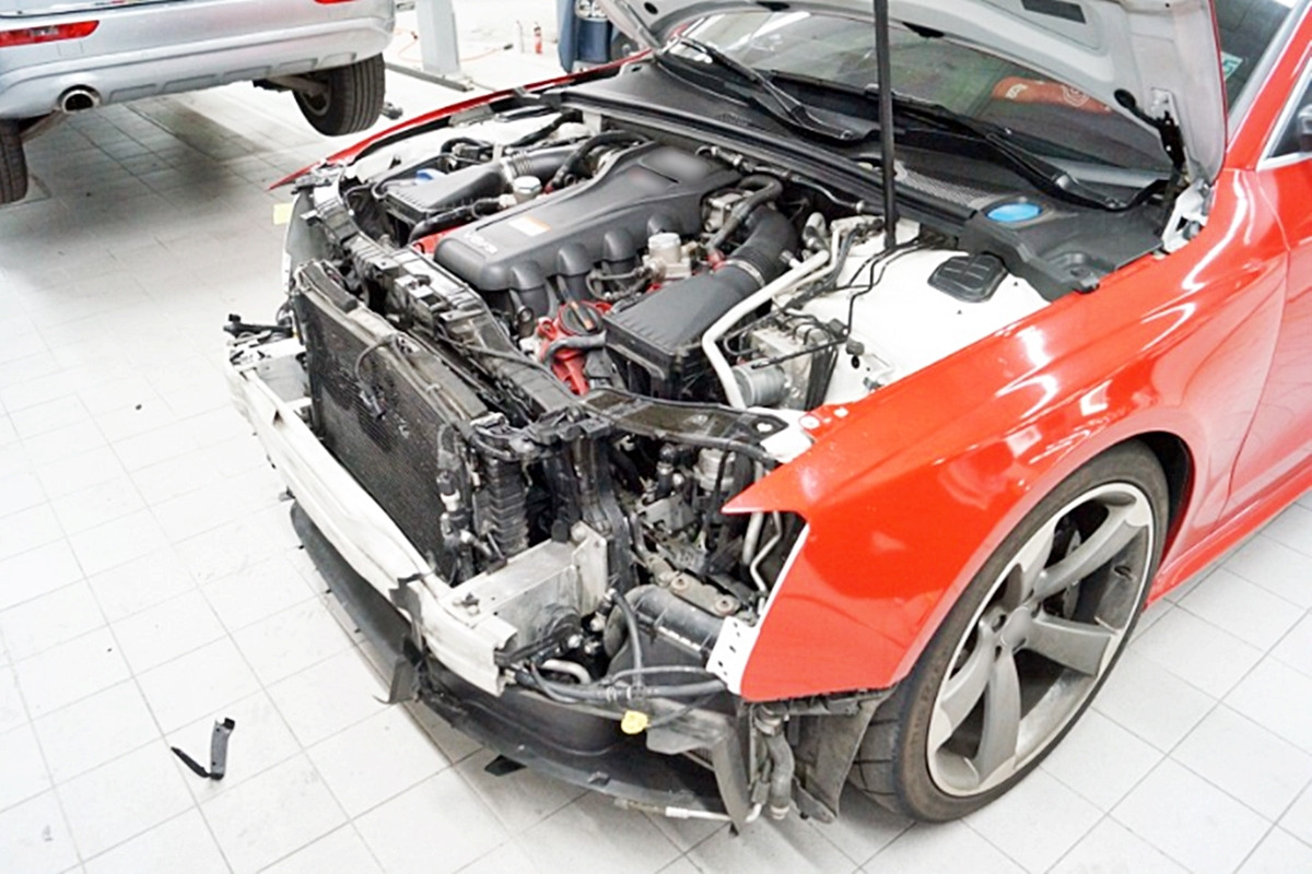 4_수리 중인 A사 차량(사건과 무관한 사진)_온라인 커뮤니티.jpg