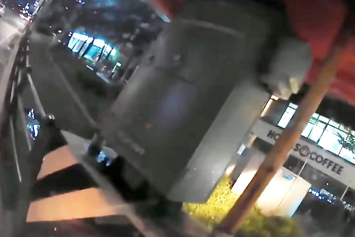 열린 맨홀을 밟아 발생한 사고 사진 출처 = 유튜브 채널 '한문철TV'.jpg