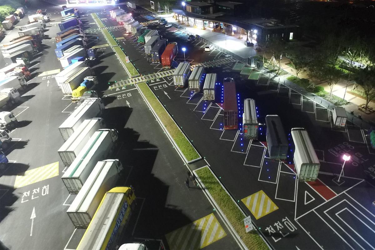 야간에 트럭들의 휴식을 위한 가변주차장 사진 출처 = '한국도로공사'.jpg