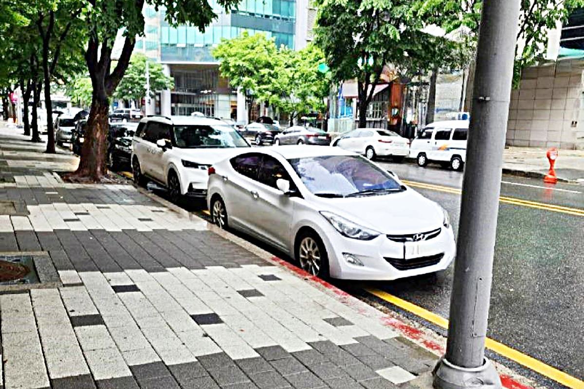 소방시설 주변에 불법 주차한 차를 신고한 사례 사진 출처 = '보배드림.jpg