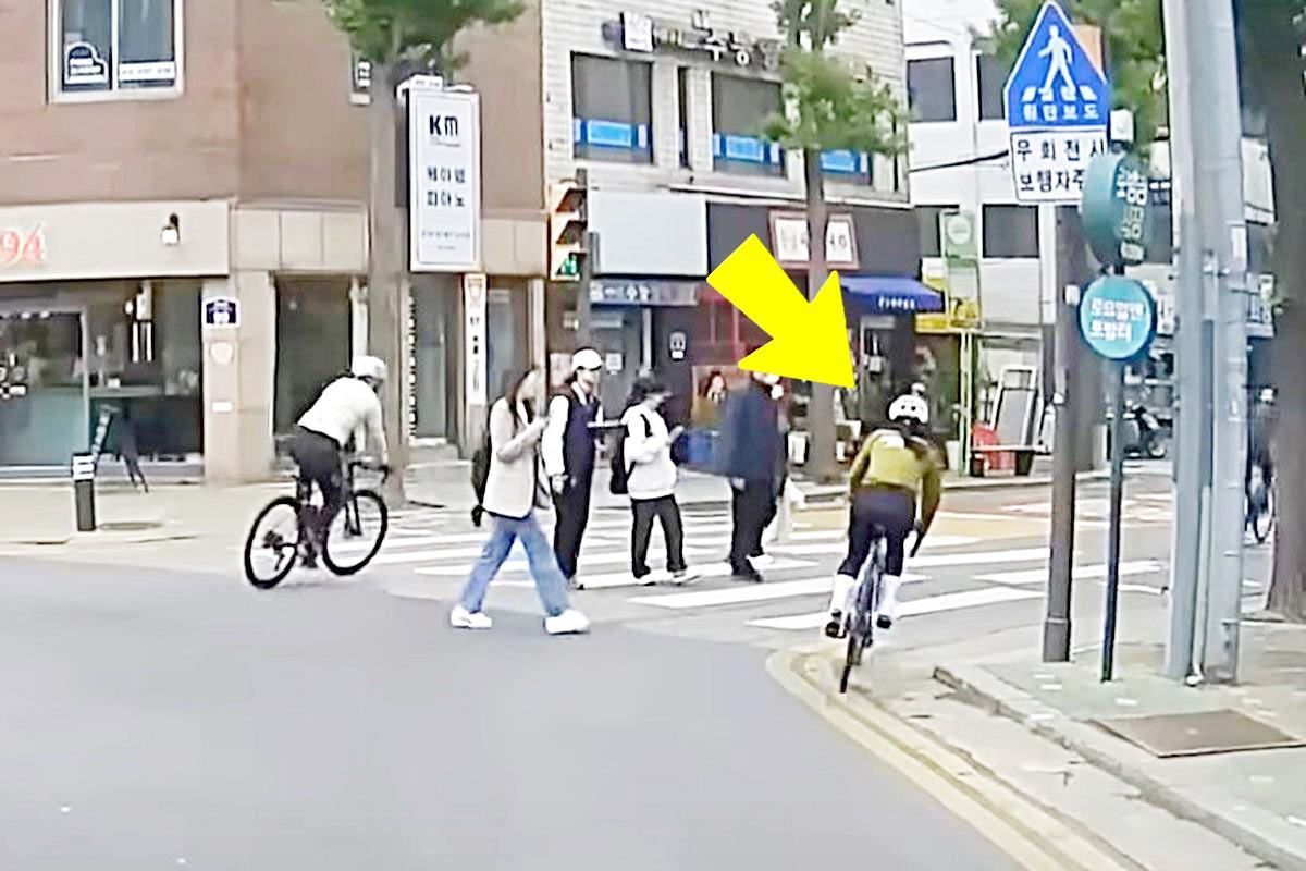 보행자들도 고려하지 않은 회원들 사진 출처 = Youtube '블박맛집'.jpg