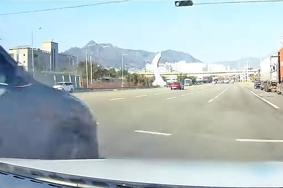 3_급차로변경 사고_유튜브 채널 '한문철 TV'.jpg