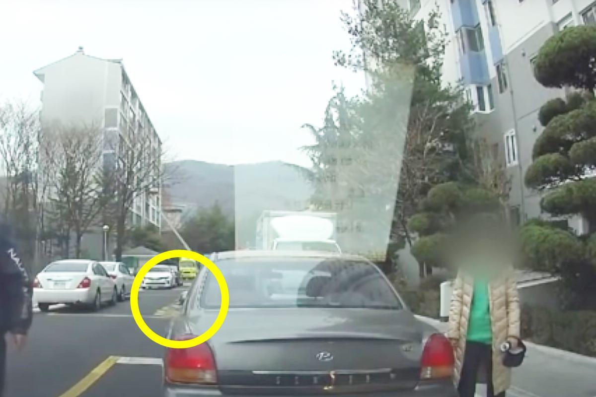 사이드미러를 접고 가다가 사고를 낸 차 사진 출처 = 유튜브 채널 '맨인블박'.jpg