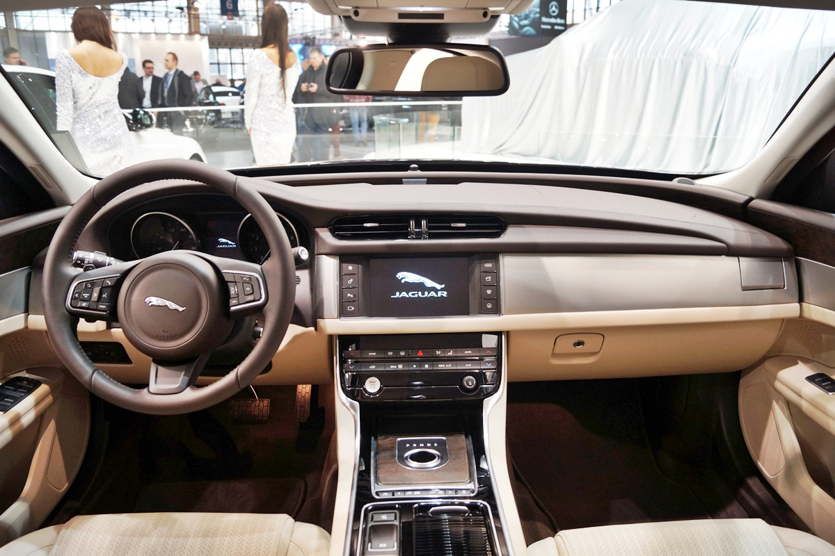 5_재규어 XF 인테리어_Wikipedia.jpg