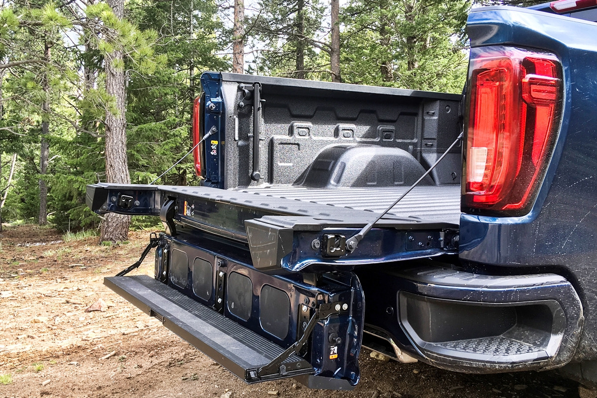4_GMC 시에라 멀티프로 테일게이트_GearJunkie.jpg