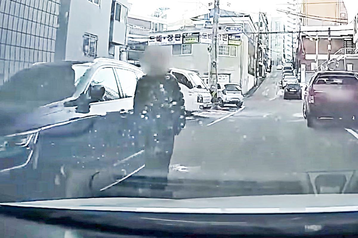 지나가는 차에 손을 넣을 준비를 하는 가해자 Youtube 한문철 TV.jpg