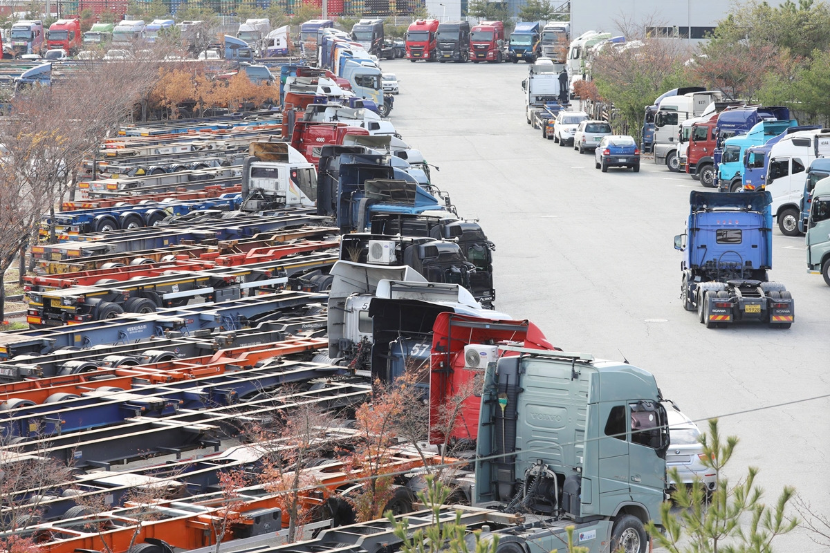 3_부산항 화물차들_뉴스1.jpg