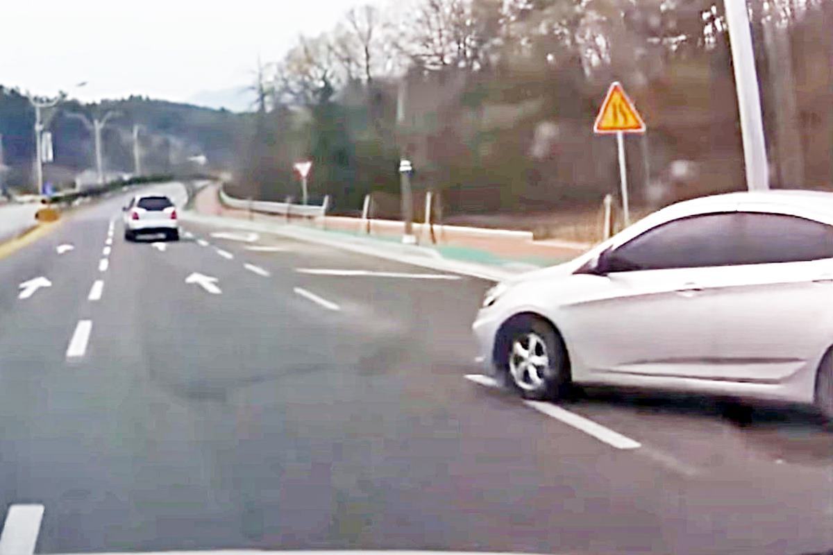 우회전을 하면서 차선을 뛰어넘어 추돌하는 가해자 한문철TV.jpg