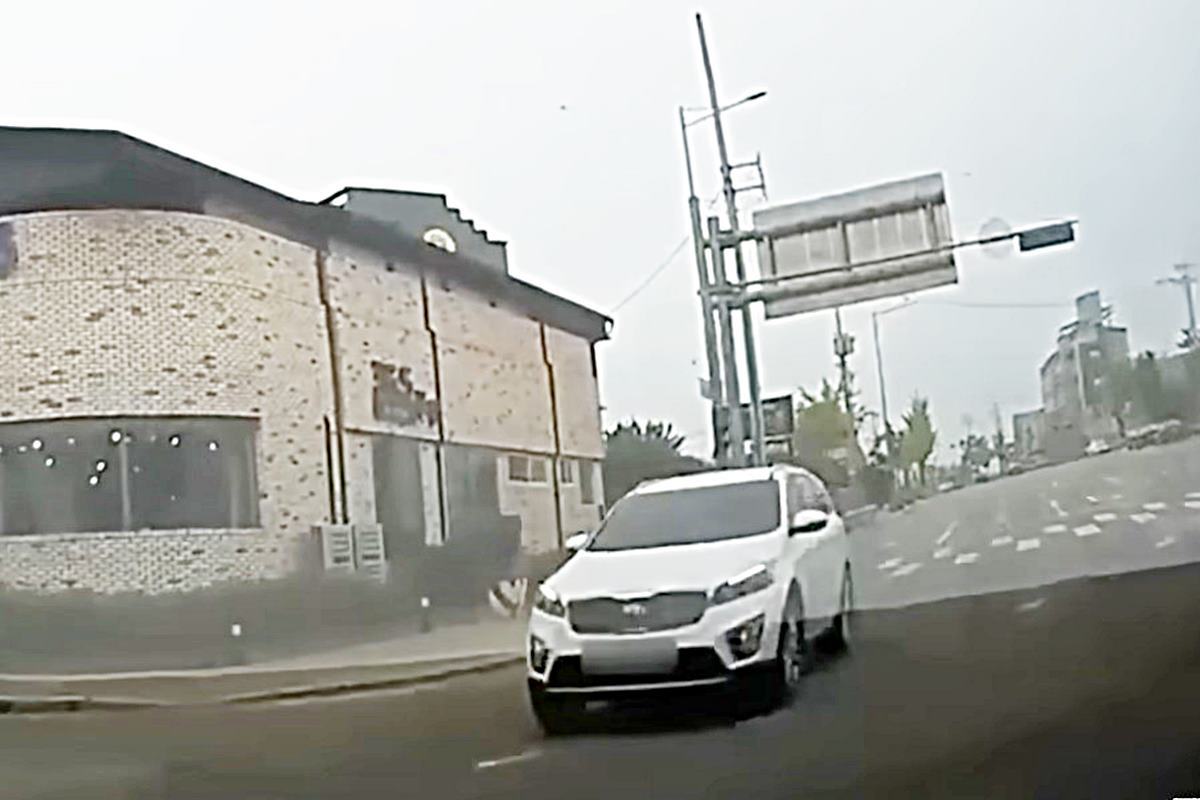 예측 출발을 한 차와 발생한 사고 사진 출처 = 유튜브 채널 '한문철TV'.jpg