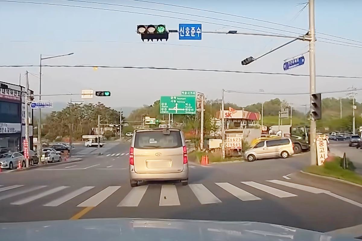 주행 중인 제보자 사진 출처 = 유튜브 채널 '한문철TV'.jpg