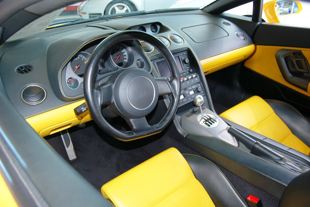 4_람보르기니 가야르도 인테리어_Wikipedia.jpg